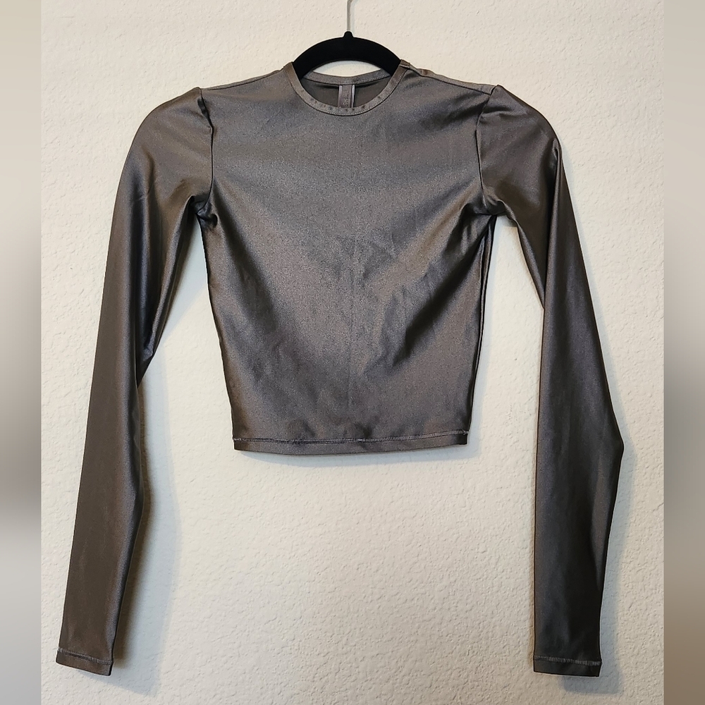 SKIMS Metallic Gray Long Sleeve Crop Top